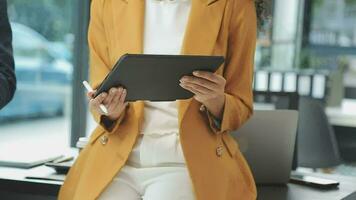 företag team samarbete diskuterar arbetssätt analyserar med finansiell data och marknadsföring tillväxt Rapportera Graf i team, presentation och brainstorming till strategi planera framställning vinst av företag. video