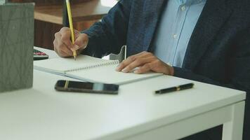 företag team samarbete diskuterar arbetssätt analyserar med finansiell data och marknadsföring tillväxt Rapportera Graf i team, presentation och brainstorming till strategi planera framställning vinst av företag. video