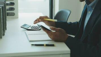 företag team samarbete diskuterar arbetssätt analyserar med finansiell data och marknadsföring tillväxt Rapportera Graf i team, presentation och brainstorming till strategi planera framställning vinst av företag. video