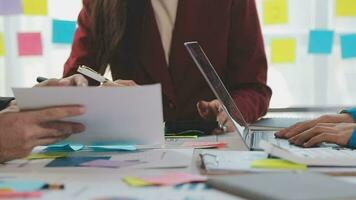 företag team samarbete diskuterar arbetssätt analyserar med finansiell data och marknadsföring tillväxt Rapportera Graf i team, presentation och brainstorming till strategi planera framställning vinst av företag. video