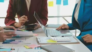 företag team samarbete diskuterar arbetssätt analyserar med finansiell data och marknadsföring tillväxt Rapportera Graf i team, presentation och brainstorming till strategi planera framställning vinst av företag. video