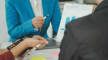 företag team samarbete diskuterar arbetssätt analyserar med finansiell data och marknadsföring tillväxt Rapportera Graf i team, presentation och brainstorming till strategi planera framställning vinst av företag. video