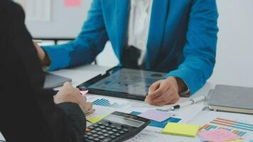 företag team samarbete diskuterar arbetssätt analyserar med finansiell data och marknadsföring tillväxt Rapportera Graf i team, presentation och brainstorming till strategi planera framställning vinst av företag. video