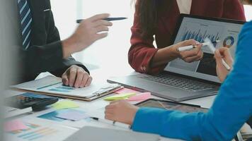 attività commerciale squadra collaborazione discutere Lavorando analizzando con finanziario dati e marketing crescita rapporto grafico nel squadra, presentazione e di brainstorming per strategia pianificazione fabbricazione profitto di azienda. video