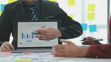 företag team samarbete diskuterar arbetssätt analyserar med finansiell data och marknadsföring tillväxt Rapportera Graf i team, presentation och brainstorming till strategi planera framställning vinst av företag. video