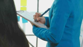 företag team samarbete diskuterar arbetssätt analyserar med finansiell data och marknadsföring tillväxt Rapportera Graf i team, presentation och brainstorming till strategi planera framställning vinst av företag. video