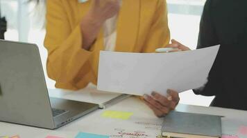 grupo de jovens empresários asiáticos colegas de trabalho criativos no escritório feliz em ser um trabalho em equipe de parceria bem-sucedida celebrando o conceito de conquista e sucesso. video