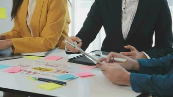 grupo de jóvenes empresarios asiáticos del equipo de negocios creativos compañeros de trabajo en el cargo felices de tener éxito en el trabajo en equipo de la asociación celebrando el logro y el concepto de éxito. video