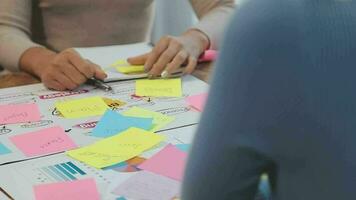 gruppo di giovane collaboratore di uomini d'affari creativi della squadra di affari asiatici in ufficio felice di essere un lavoro di squadra di partnership di successo che celebra il successo e il concetto di successo. video