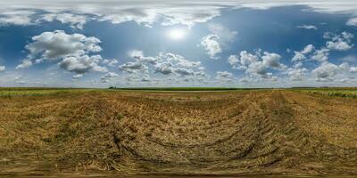 esférico 360 hdri panorama entre verde césped agricultura campo con tormenta nubes en azul cielo en equirrectangular sin costura proyección, utilizar como cielo Hazme reemplazo, juego desarrollo como palco o vr contenido foto