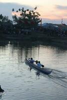 gorontalo, Indonesia - agosto 19 2023 - ver de lomba balap perahu o tradicional barco carrera. tradicional barco carrera a celebrar independencia día de Indonesia foto