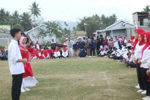 gorontalo, Indonesia - agosto 17, 2023 - un grupo de personas con discapacidad auditiva individuos se convierte un coro guía grupo durante el conmemoración de de indonesia 78º independencia día foto