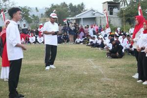 gorontalo, Indonesia - agosto 17, 2023 - un grupo de personas con discapacidad auditiva individuos se convierte un coro guía grupo durante el conmemoración de de indonesia 78º independencia día foto