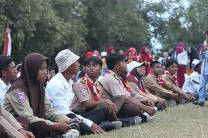 gorontalo, Indonesia - agosto 17, 2023 - explorar miembros asistido en el organización de el bandera encapotado ceremonia durante el 78º independencia día de Indonesia. angota pramuka foto
