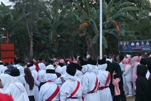 gorontalo, Indonesia - agosto 17, 2023 - el indonesio bandera encapotado ceremonia presenciado por aldeanos Indonesia independencia día foto