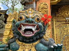 tradicional antiguo antiguo balinés estatua de demonio ángel llamado barong bali guardando sagrado ritual templo foto