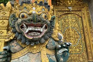 tradicional antiguo antiguo balinés estatua de demonio ángel llamado barong bali guardando sagrado ritual templo foto