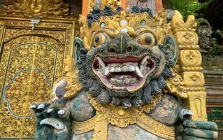 tradicional antiguo antiguo balinés estatua de demonio ángel llamado barong bali guardando sagrado ritual templo foto