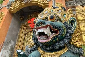 tradicional antiguo antiguo balinés estatua de demonio ángel llamado barong bali guardando sagrado ritual templo foto