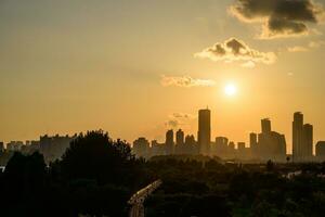 el noche ver de el ciudad de yeuido, un Alto edificio, Disparo a Dongjak puente en Seúl a puesta de sol foto