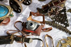 antiguo y antiguo artículos son vendido a un pulga mercado en Israel. foto