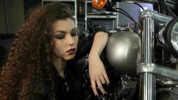 fêmea motociclista tocante a frente garfo do motocicleta video