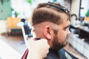 peluquero mujer corte un del hombre pelo en un barbería foto