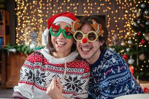 joven Pareja de amantes celebrando teniendo divertido en Navidad santo noche foto