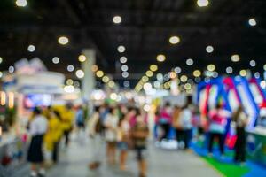 borroso imágenes de comercio ferias en el grande salón. imagen de personas caminando en un comercio justa exposición o expo dónde negocio personas espectáculo innovación actividad y presente productos en un grande salón. foto