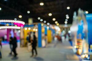 borroso imágenes de comercio ferias en el grande salón. imagen de personas caminando en un comercio justa exposición o expo dónde negocio personas espectáculo innovación actividad y presente productos en un grande salón. foto