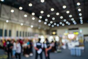 borroso imágenes de comercio ferias en el grande salón. imagen de personas caminando en un comercio justa exposición o expo dónde negocio personas espectáculo innovación actividad y presente productos en un grande salón. foto