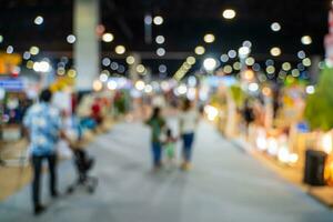 borroso imágenes de comercio ferias en el grande salón. imagen de personas caminando en un comercio justa exposición o expo dónde negocio personas espectáculo innovación actividad y presente productos en un grande salón. foto