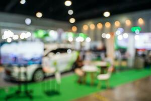 borroso imágenes de comercio ferias en el grande salón. imagen de personas caminando en un comercio justa exposición o expo dónde negocio personas espectáculo innovación actividad y presente productos en un grande salón. foto