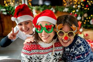 joven familia a hogar celebrando teniendo divertido en Navidad santo noche foto