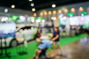 borroso imágenes de comercio ferias en el grande salón. imagen de personas caminando en un comercio justa exposición o expo dónde negocio personas espectáculo innovación actividad y presente productos en un grande salón. foto