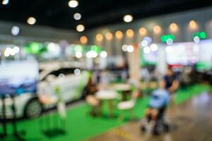 borroso imágenes de comercio ferias en el grande salón. imagen de personas caminando en un comercio justa exposición o expo dónde negocio personas espectáculo innovación actividad y presente productos en un grande salón. foto