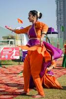 nuevo Delhi, India - julio 01 2023 - bharathanatyam indio clásico odissi bailarines ejecutando a escenario. hermosa indio niña bailarines en el postura de indio bailar. indio clásico danza bharatanatyam foto