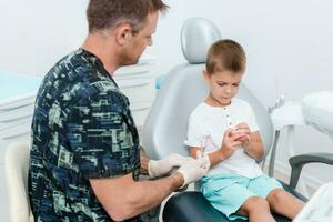 el dentista dice el niño cómo a cuidado para dientes y mantener higiene foto