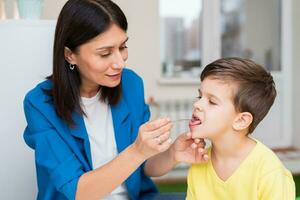 un mujer desarrolla un lengua para un chico con un habla terapia Investigacion foto