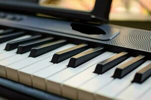 de cerca de piano llaves. piano negro y blanco llaves y piano teclado musical instrumento metido a el hogar balcón durante soleado día. foto