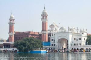 ver de detalles de arquitectura dentro dorado templo harmandir sahib en amritsar, Punjab, India, famoso indio sij punto de referencia, dorado templo, el principal santuario de sijs en amritsar, India foto