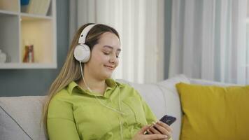 feliz jovem mulher ouvindo para música com fones de ouvido. video