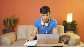 Mens maken video telefoontje Aan laptop.