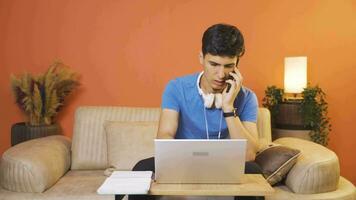 Mens gebruik makend van laptop nerveus pratend Aan de telefoon. video