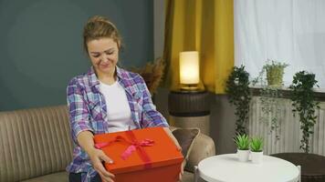 mujer esperando para alguien con regalo caja. video