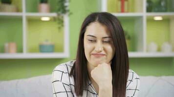 fermer de stressé femme pincer sa lèvres. video