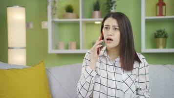 le femme qui est argumenter avec le la personne elle est parlant à sur le téléphone obtient en colère. video