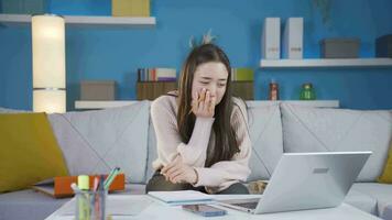 asiatique Jeune femme épuisé et stressé dans sa Accueil bureau. video