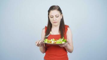 de dieter får trött av äter sallad. en person kämpar med en diet. video