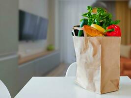 marrón compras llamada de socorro papel bolso desbordante con Fresco verduras con habitación antecedentes foto